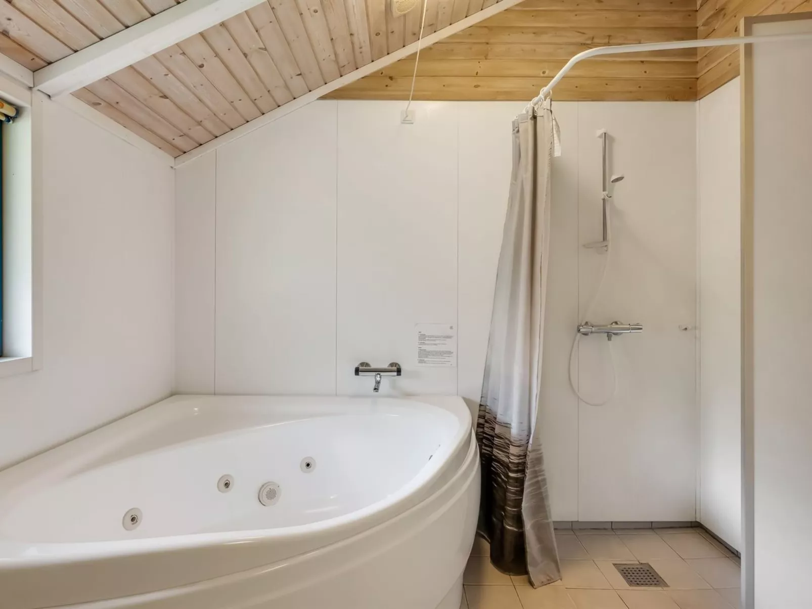 "Aamu" - 300m to the fjord-Inside