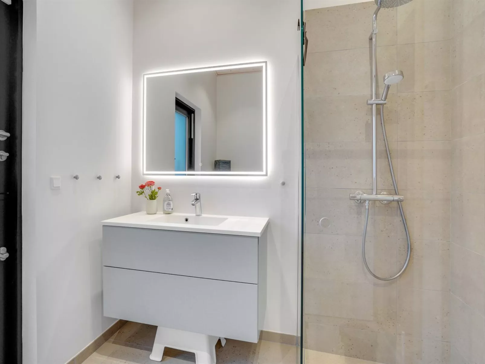 "Gunnor" - 1.3km from the sea-Inside