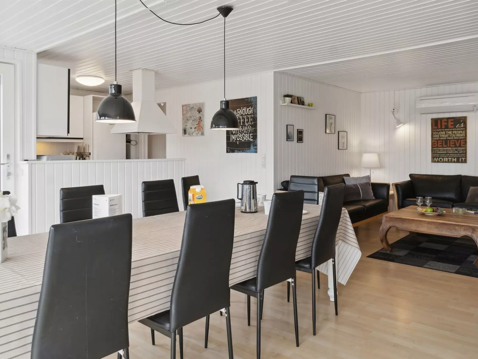 "Hallveig" - 1.1km from the sea-Drinnen