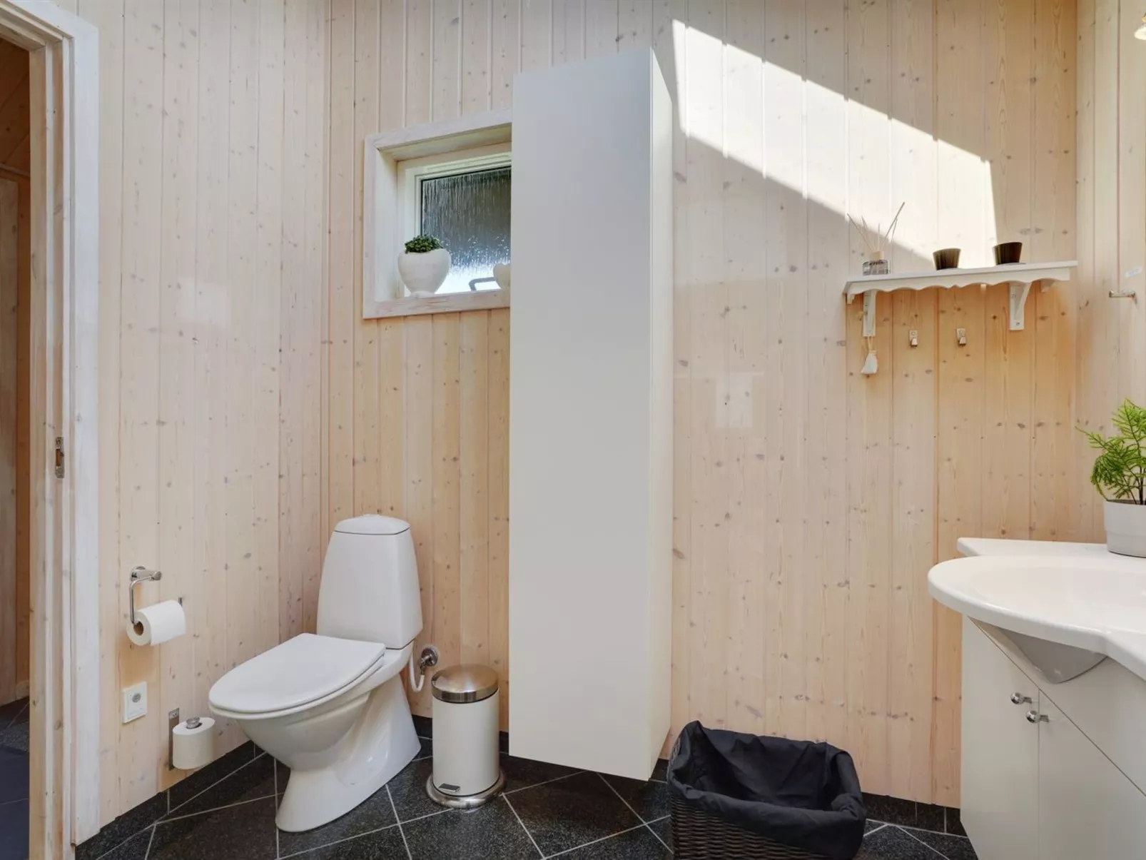 "Eireen" - 600m to the fjord-Inside