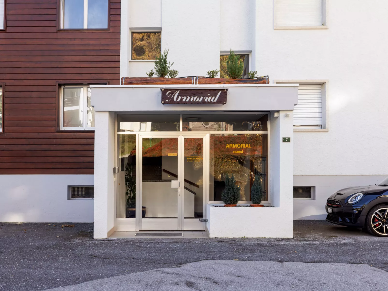 Armorial Est 72-Outside