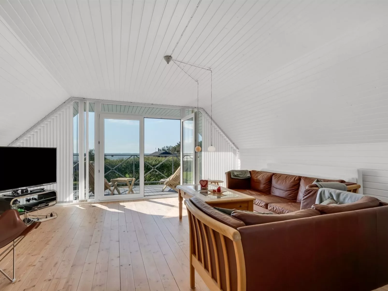 "Dunja" - 200m to the fjord-Drinnen