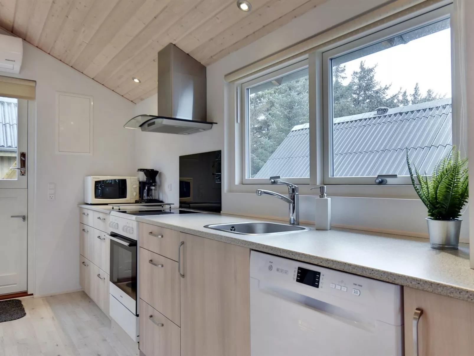 "Hinz" -  from the sea-Drinnen