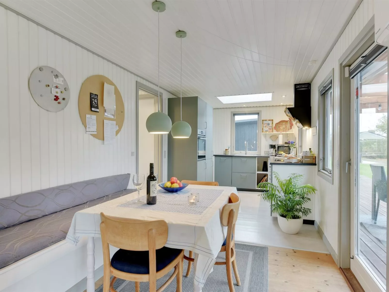 "Roar" - 500m from the sea-Drinnen