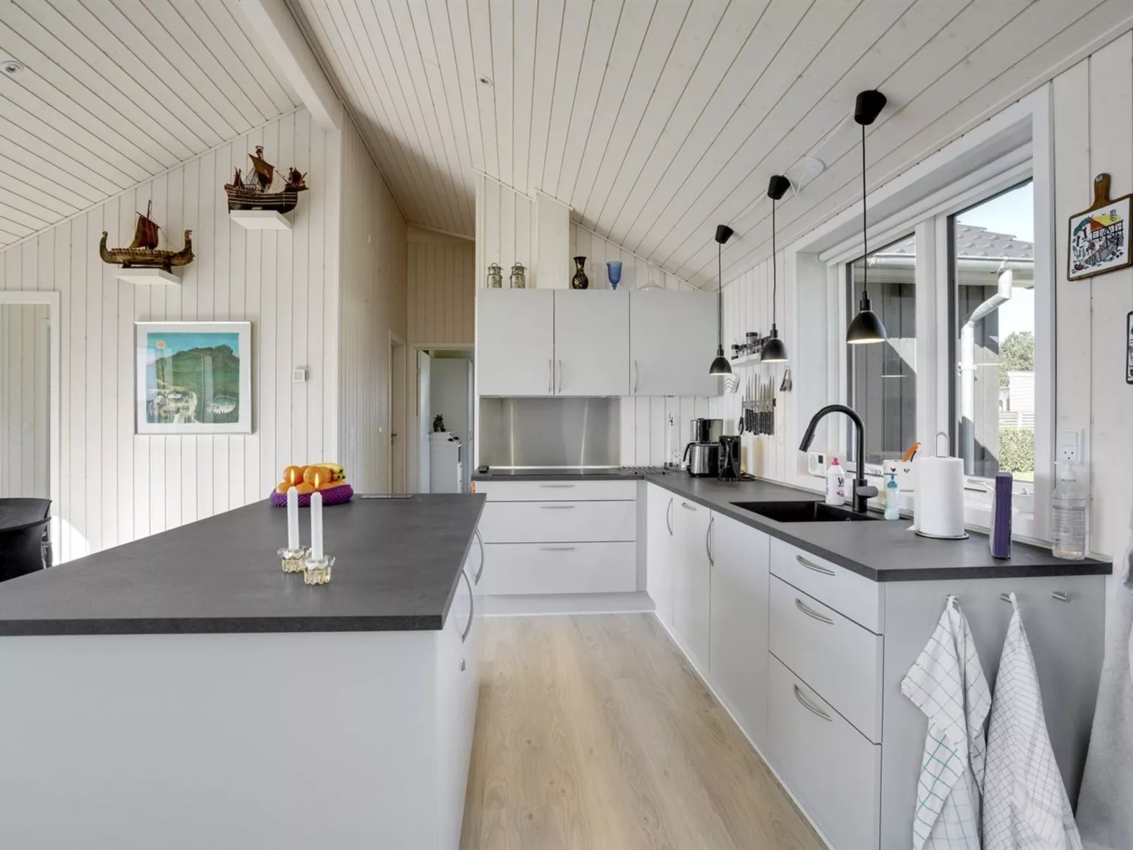 "Lander" - 20m from the sea-Inside