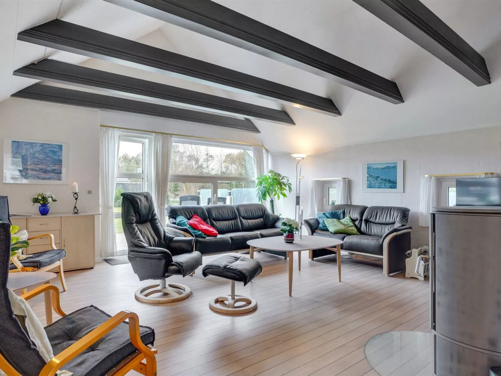 "Swening" - 2.1km from the sea-Drinnen