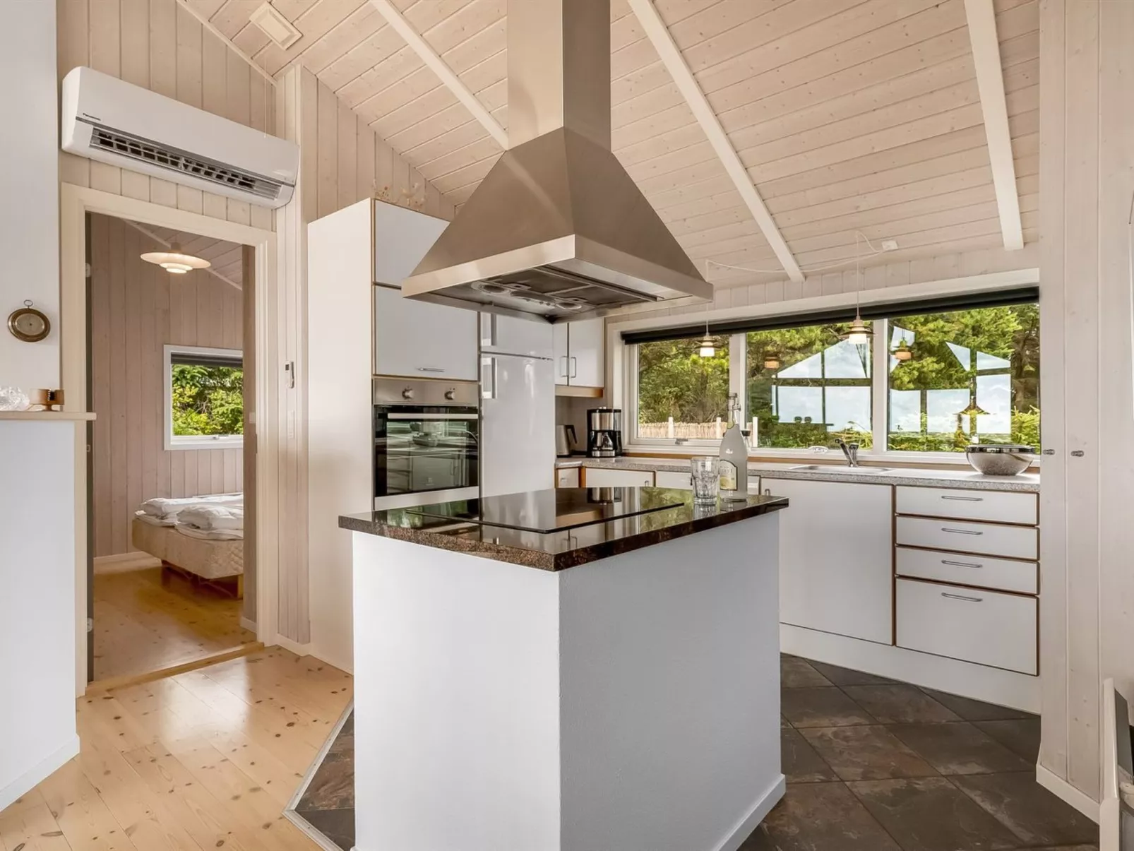 "Leona" - 250m to the fjord-Inside