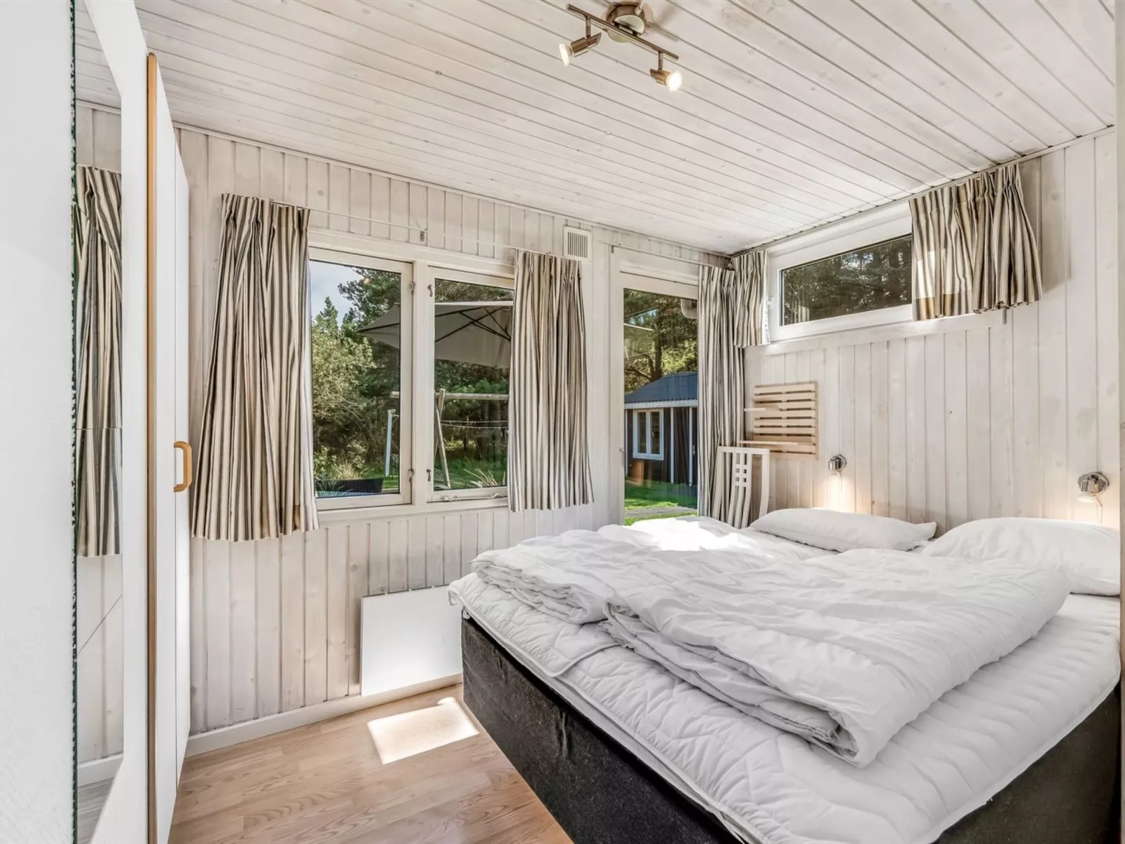 "Yall" - 1km from the sea-Inside