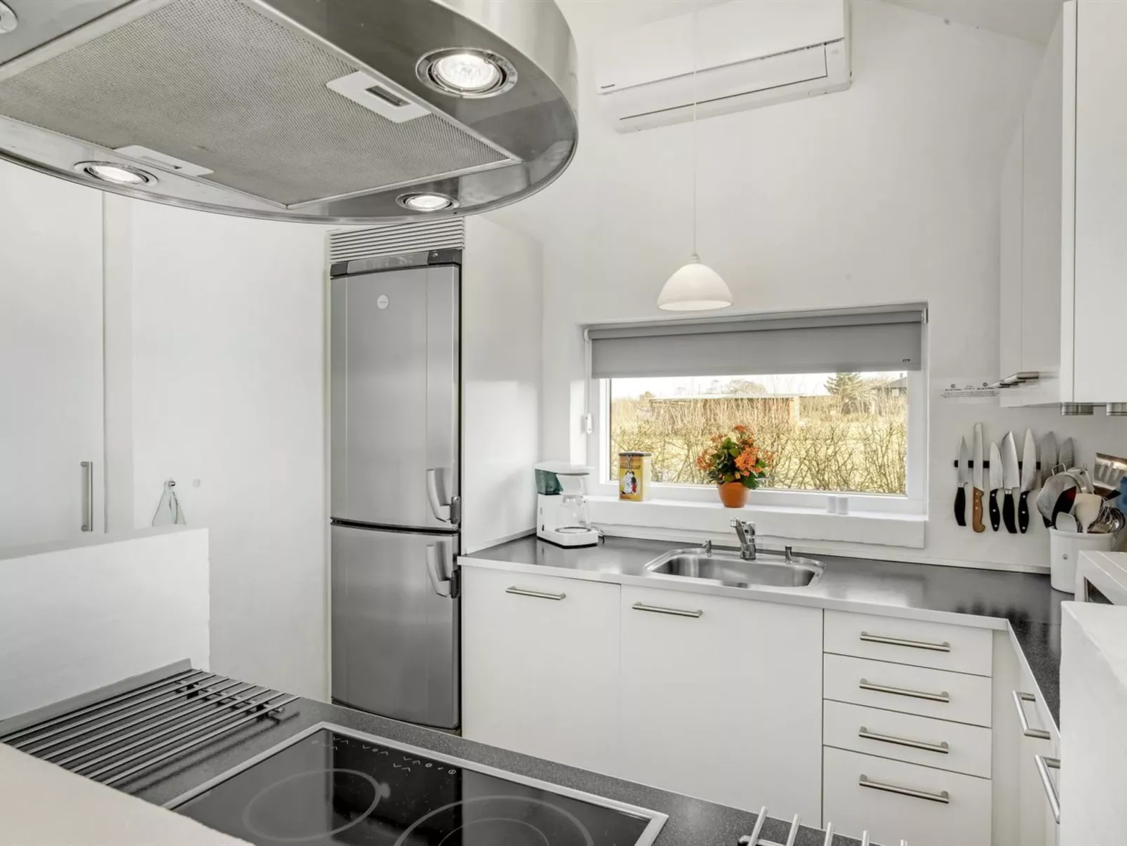 "Donka" - 300m to the fjord-Drinnen