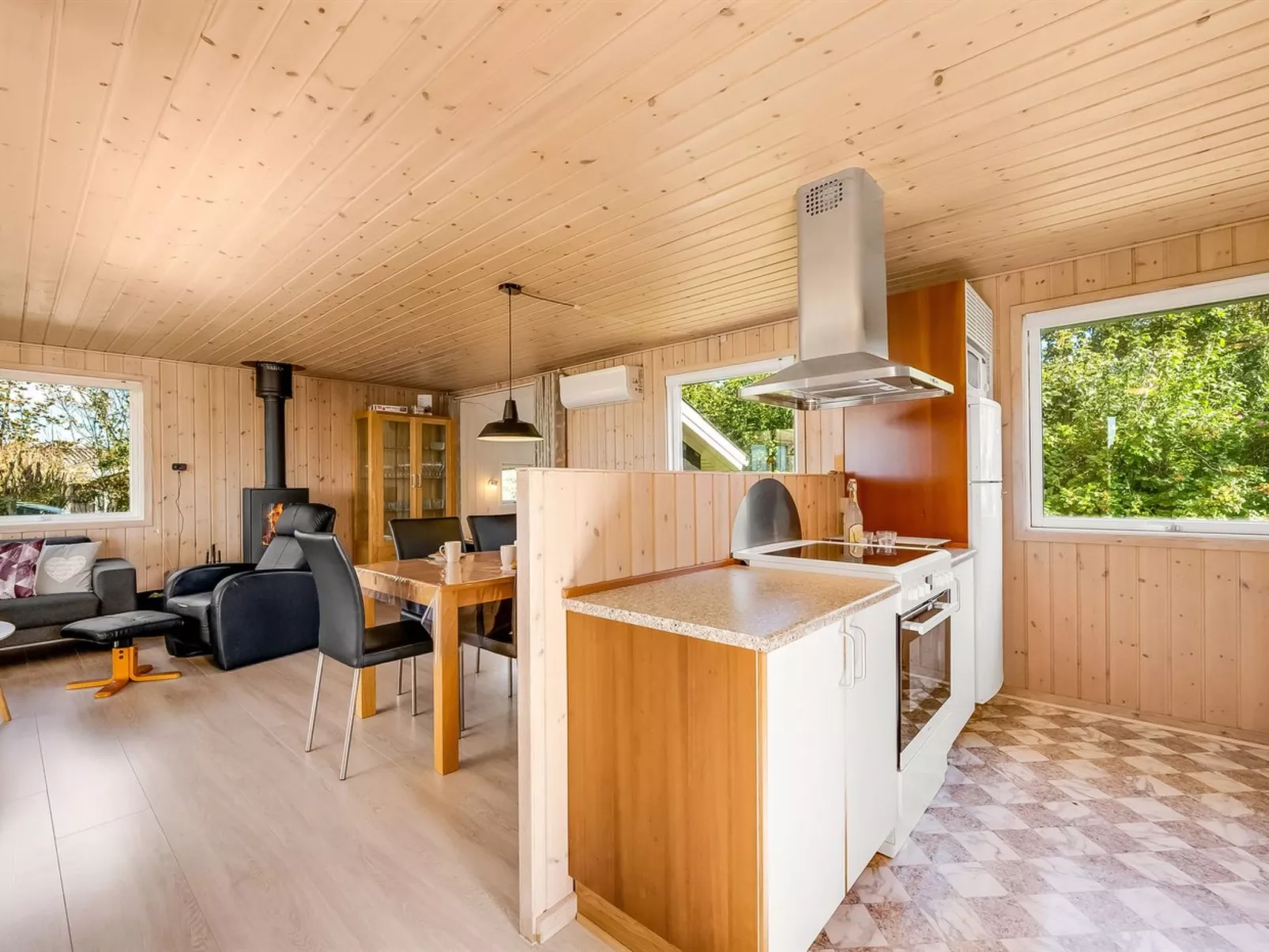 "Brenda" - 300m to the fjord-Inside