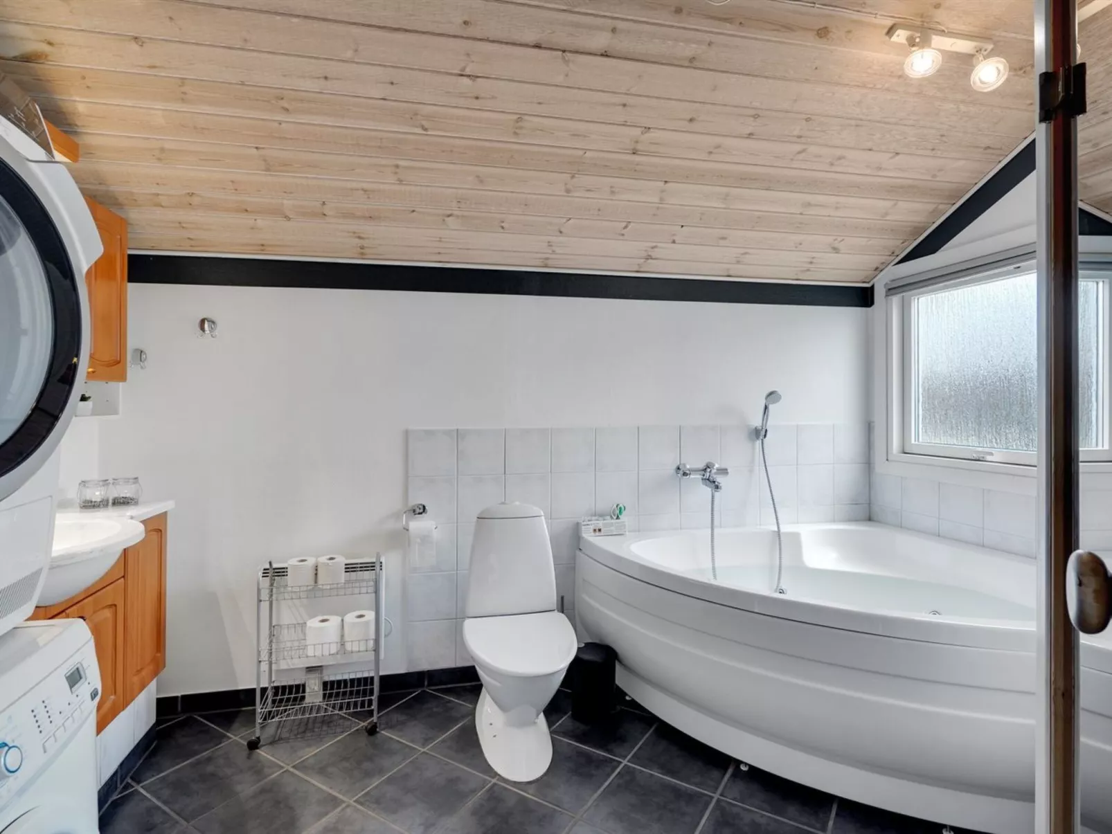 "Jarik" - 1.2km to the fjord-Inside