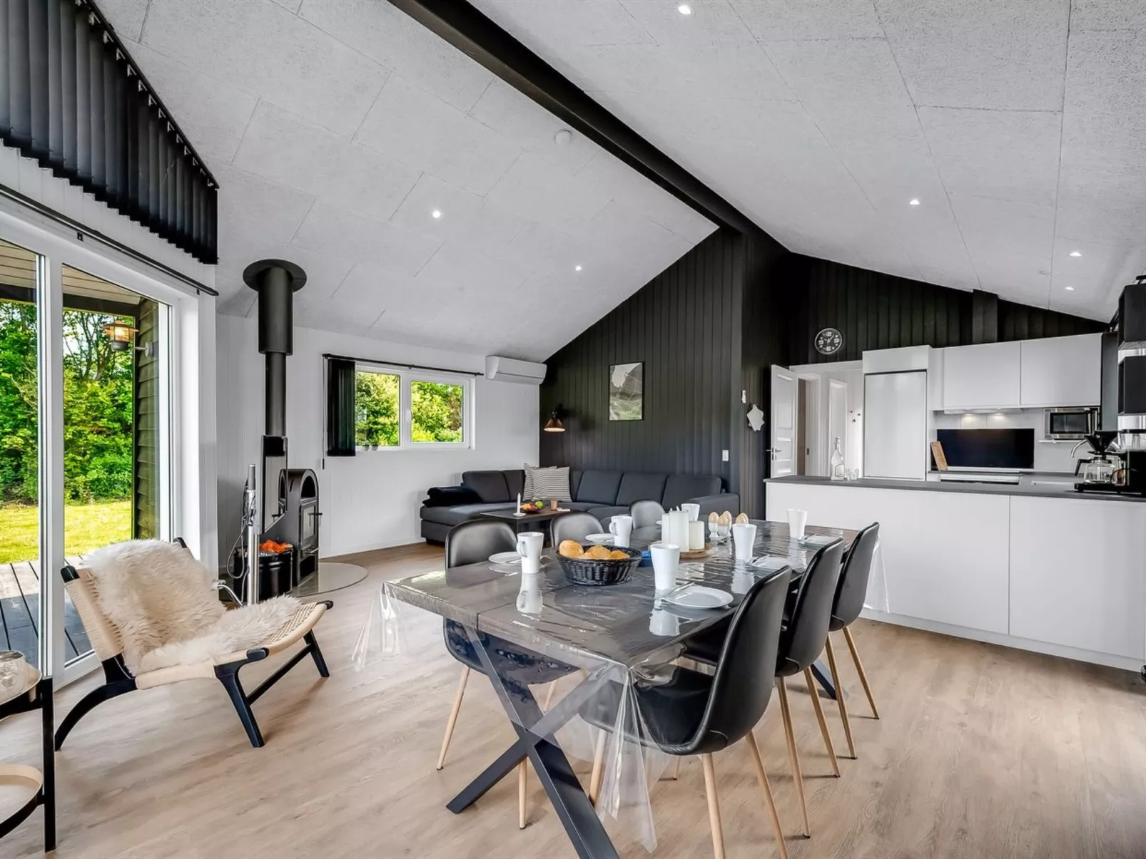 "Leeve" - 1.4km to the fjord-Inside