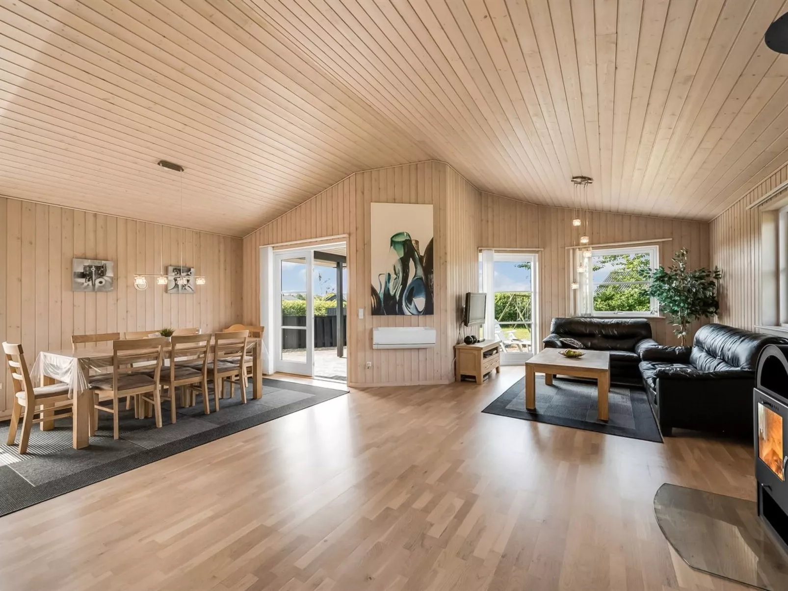 "Saara" - 700m to the fjord-Drinnen