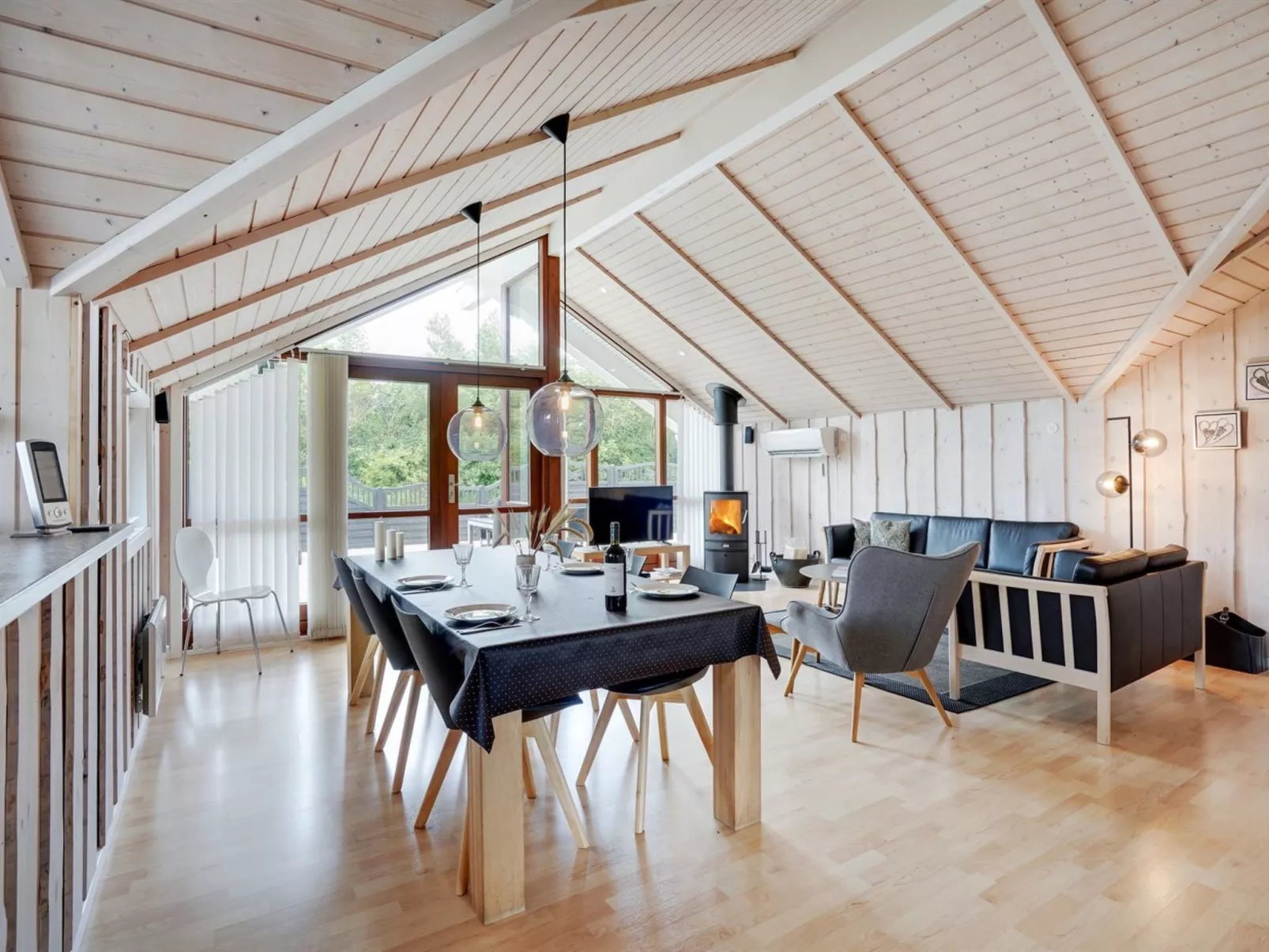 "Chermeine" - 1.2km to the fjord-Inside