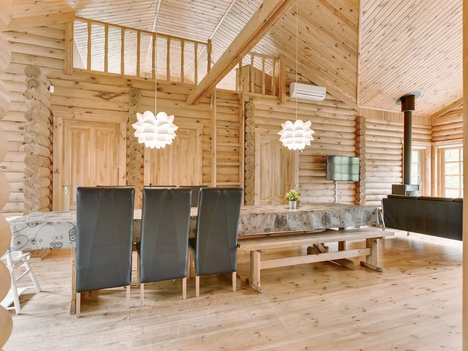 "Frederica" - 30km from the sea-Drinnen