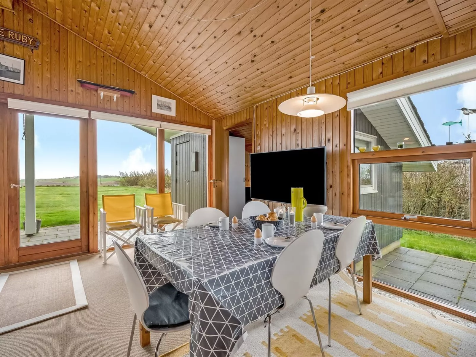 "Tanea" - 700m to the fjord-Drinnen