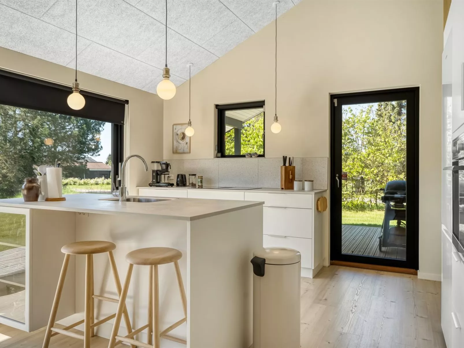 "Alfrede" -  from the sea-Dedans