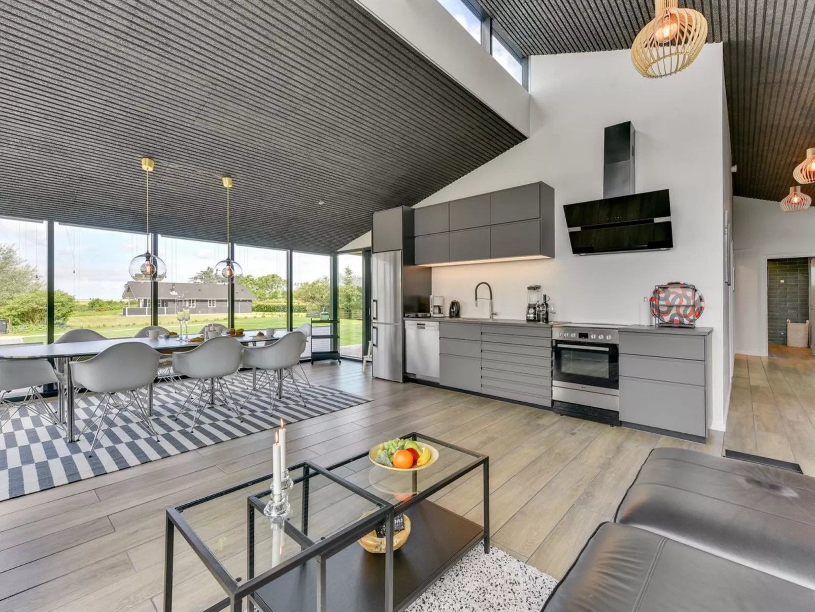 "Emilie" - 250m to the fjord-Drinnen