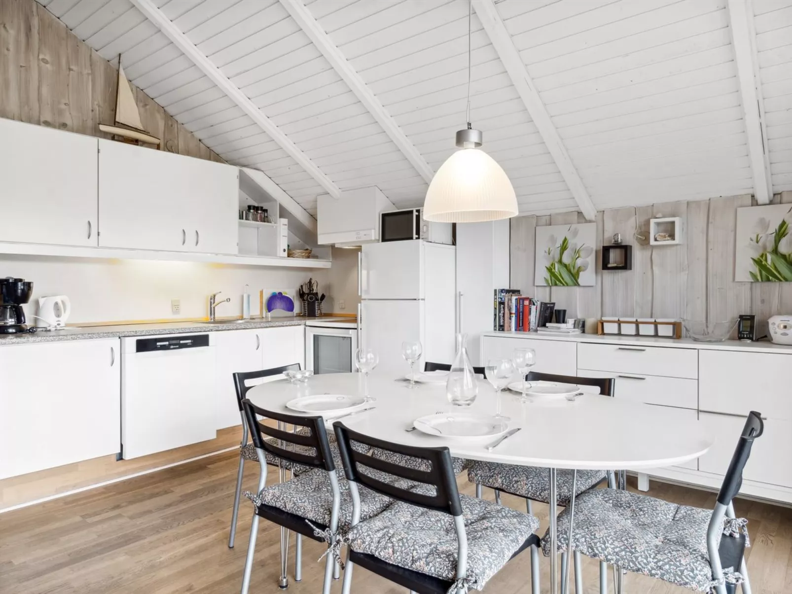 "Rohan" - 2.2km from the sea-Inside