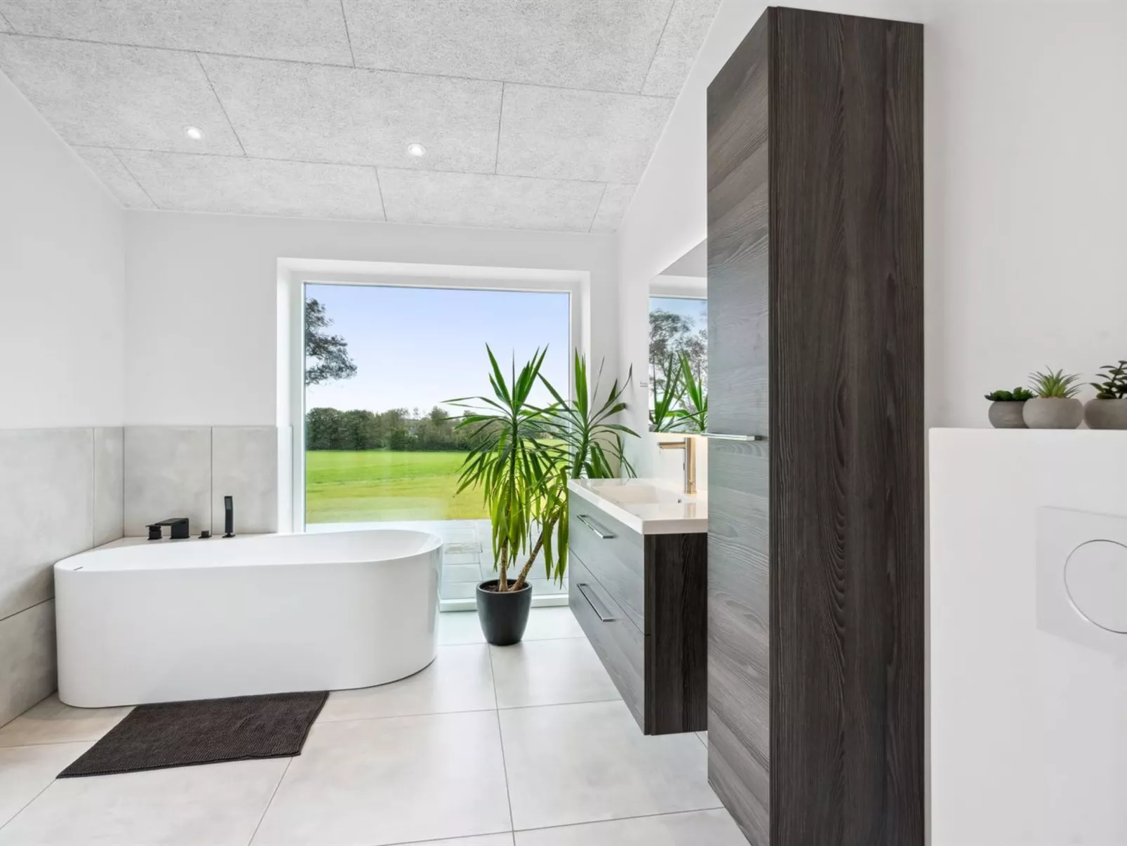 "Landuin" - 30km from the sea-Inside