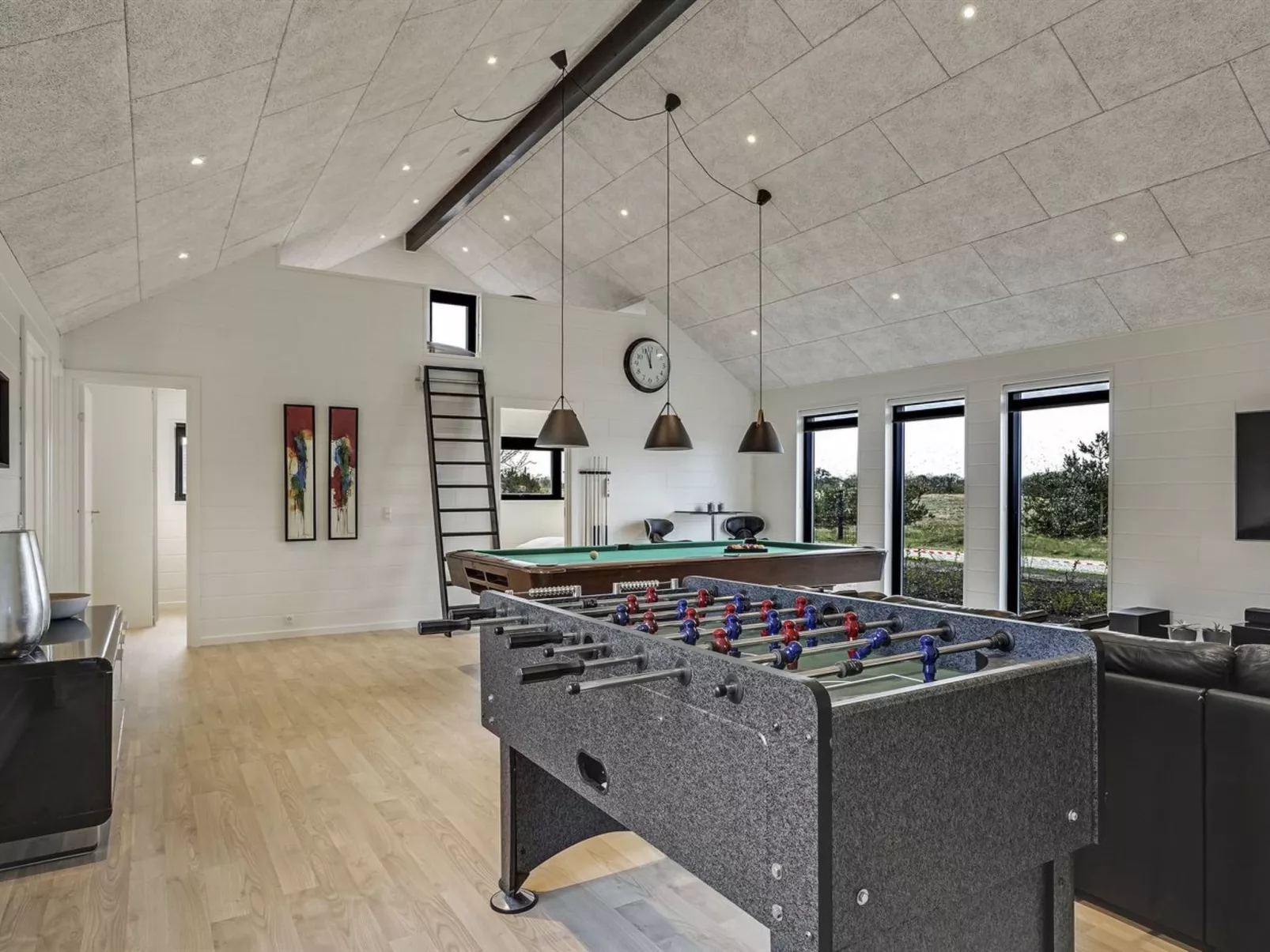 "Jonne" - 200m to the fjord-Drinnen