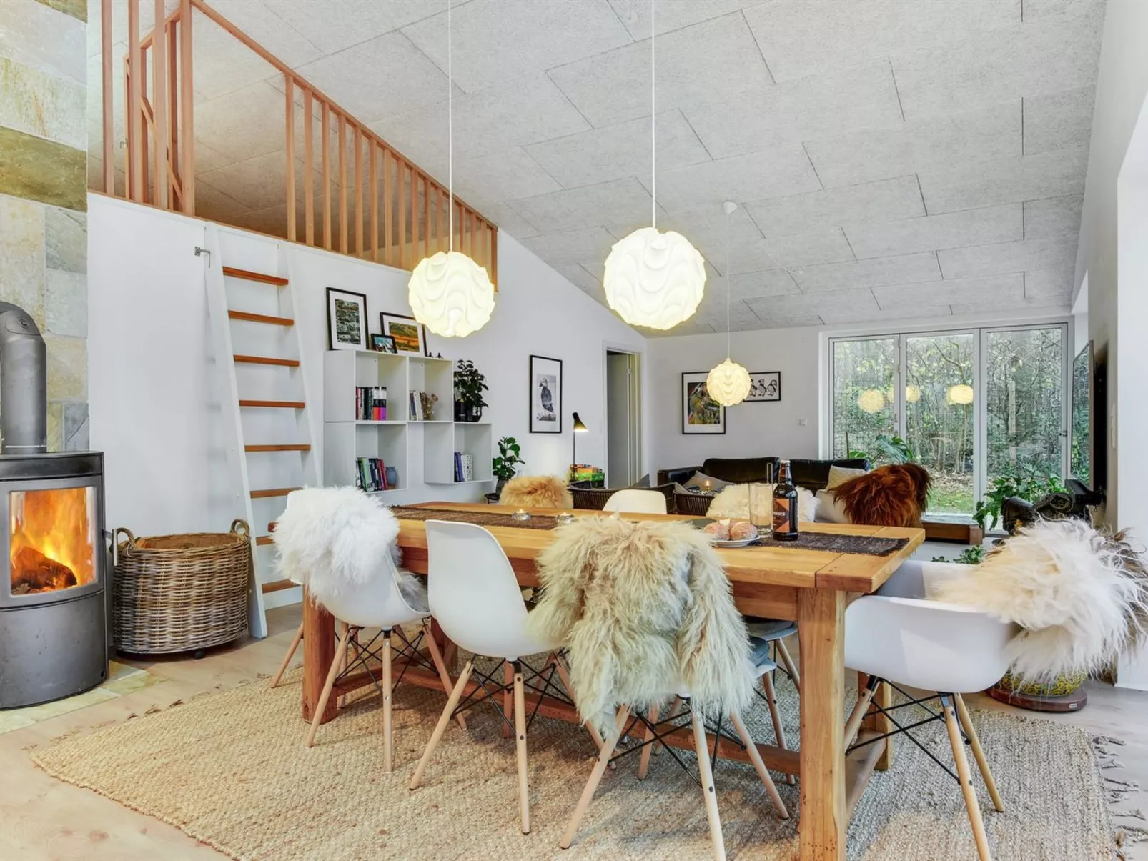 "Lika" - 25m to the fjord-Drinnen