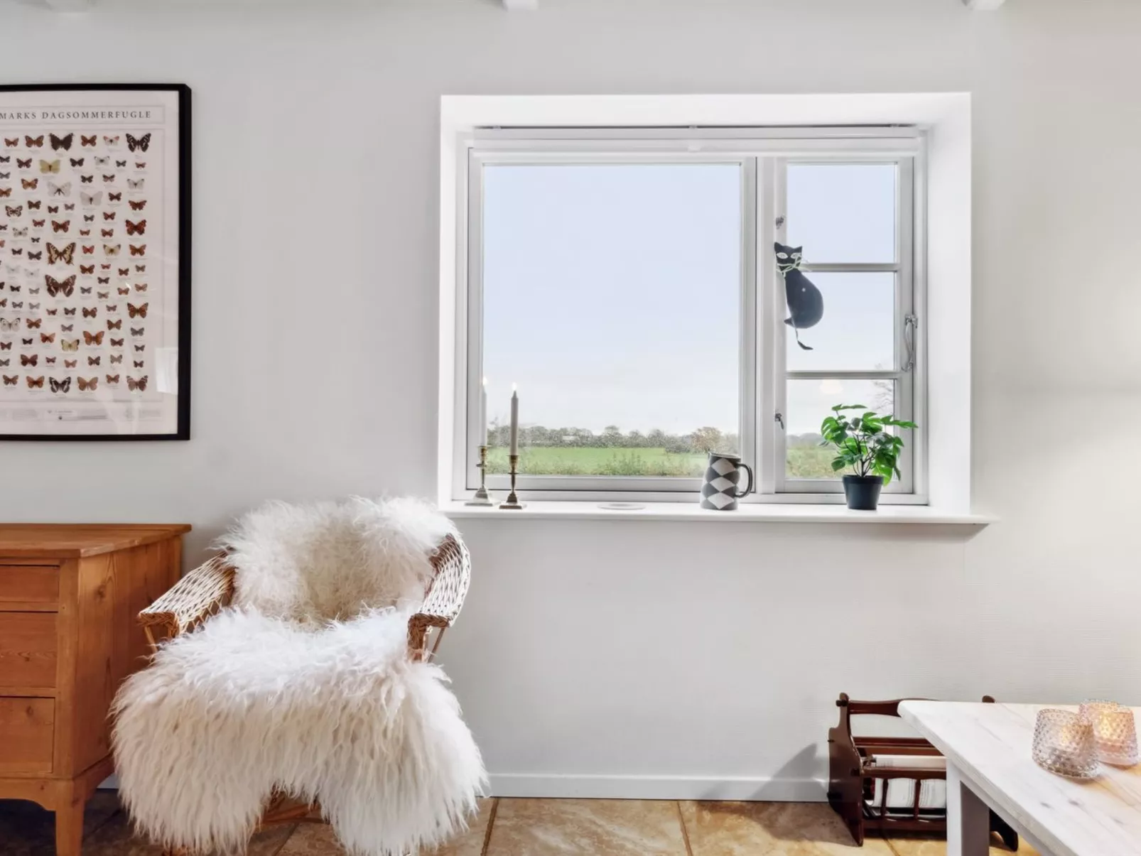 "Adrienne" - 6.4km from the sea-Inside