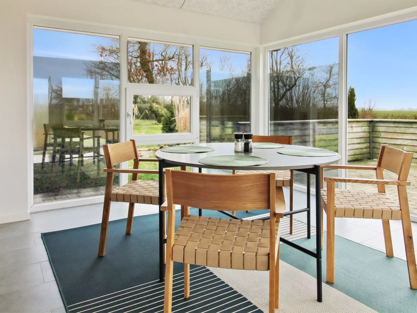 "Thrine" - 24km from the sea-Dedans