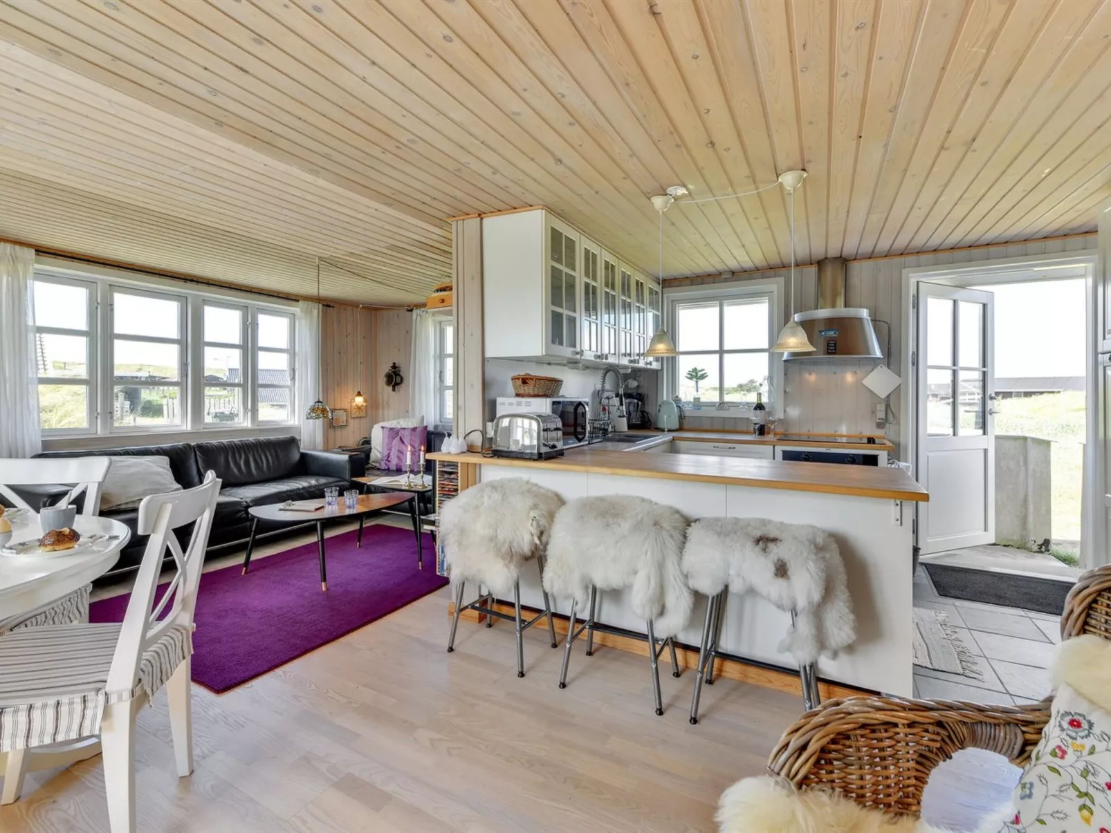 "Heilo" -  from the sea-Drinnen