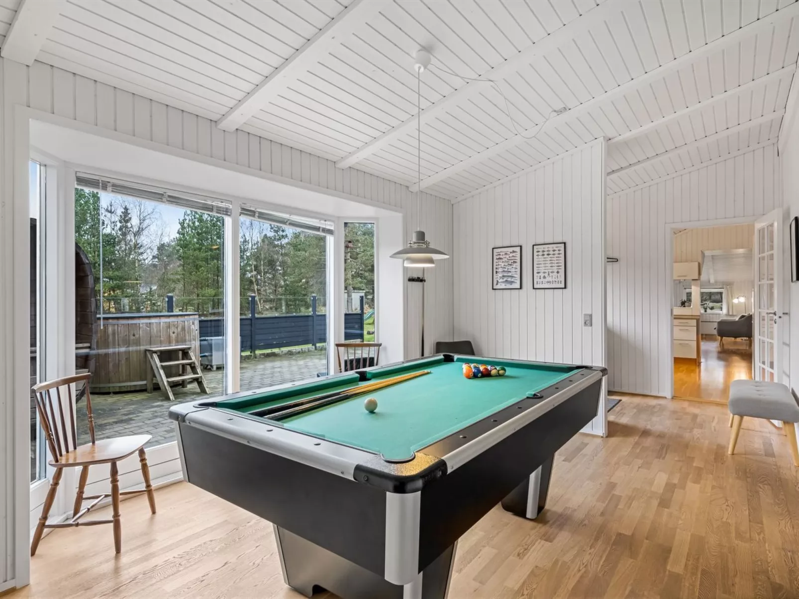 "Orm" - 2.3km from the sea-Drinnen