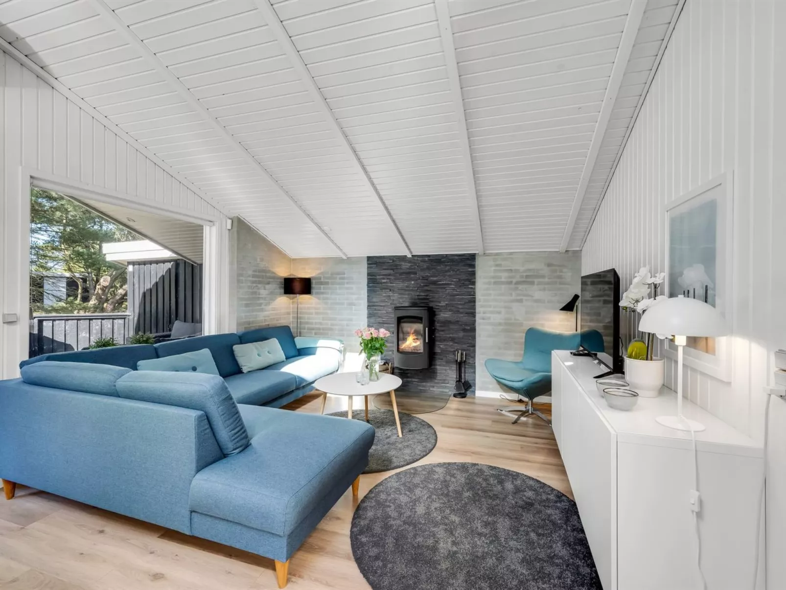 "Eirik" - 2.5km from the sea-Inside