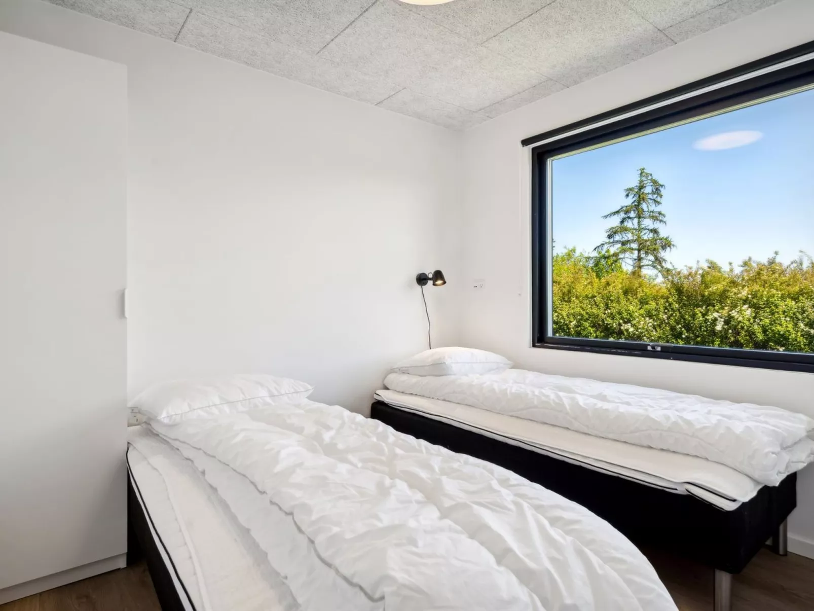 "Eunice" - 850m from the sea-Inside