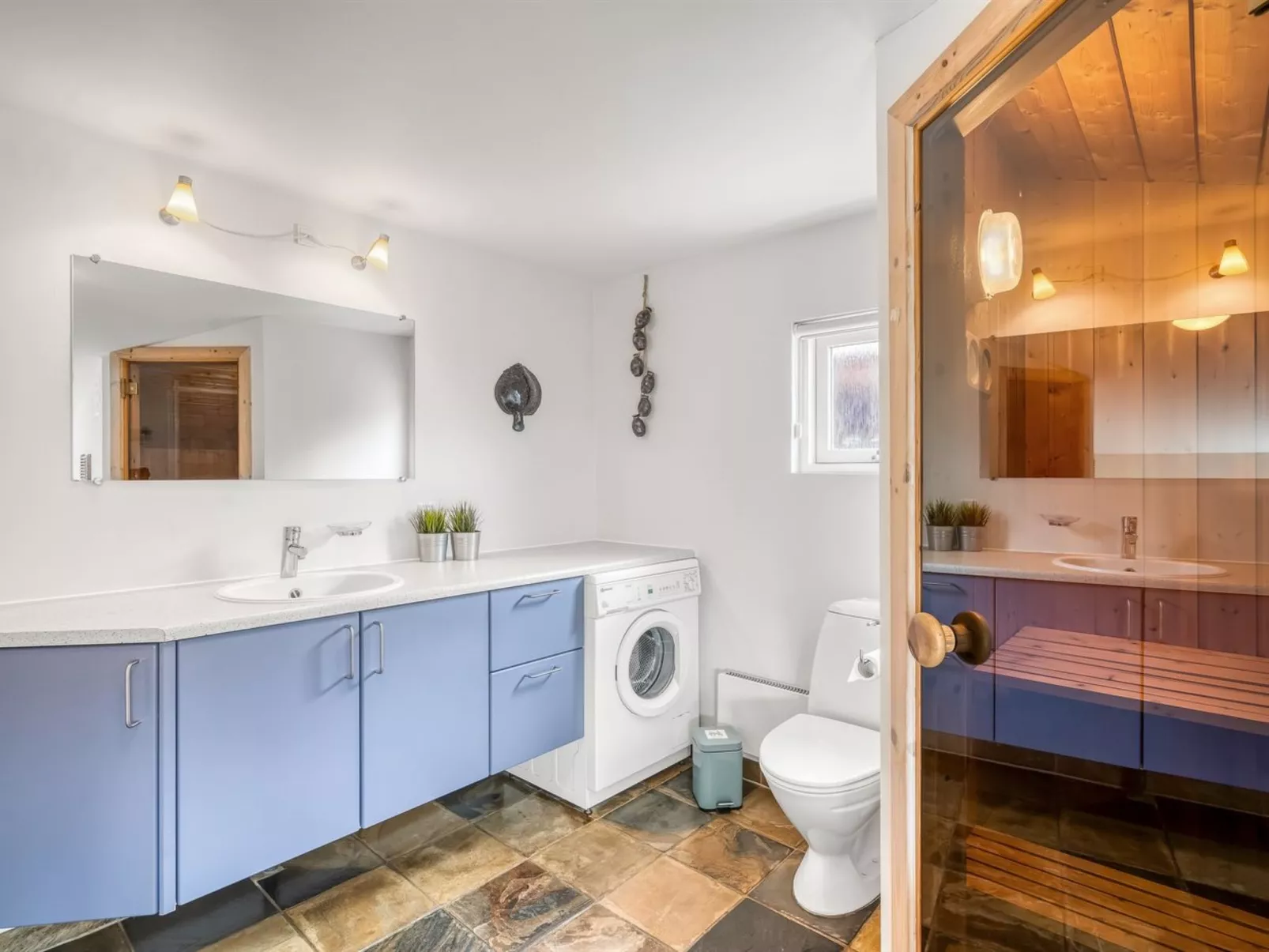 "Hughe" - 200m from the sea-Inside