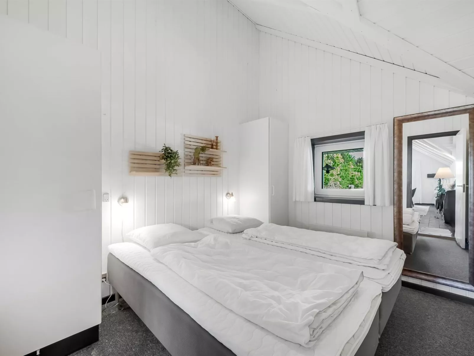 "Aage" - 1.7km from the sea-Drinnen