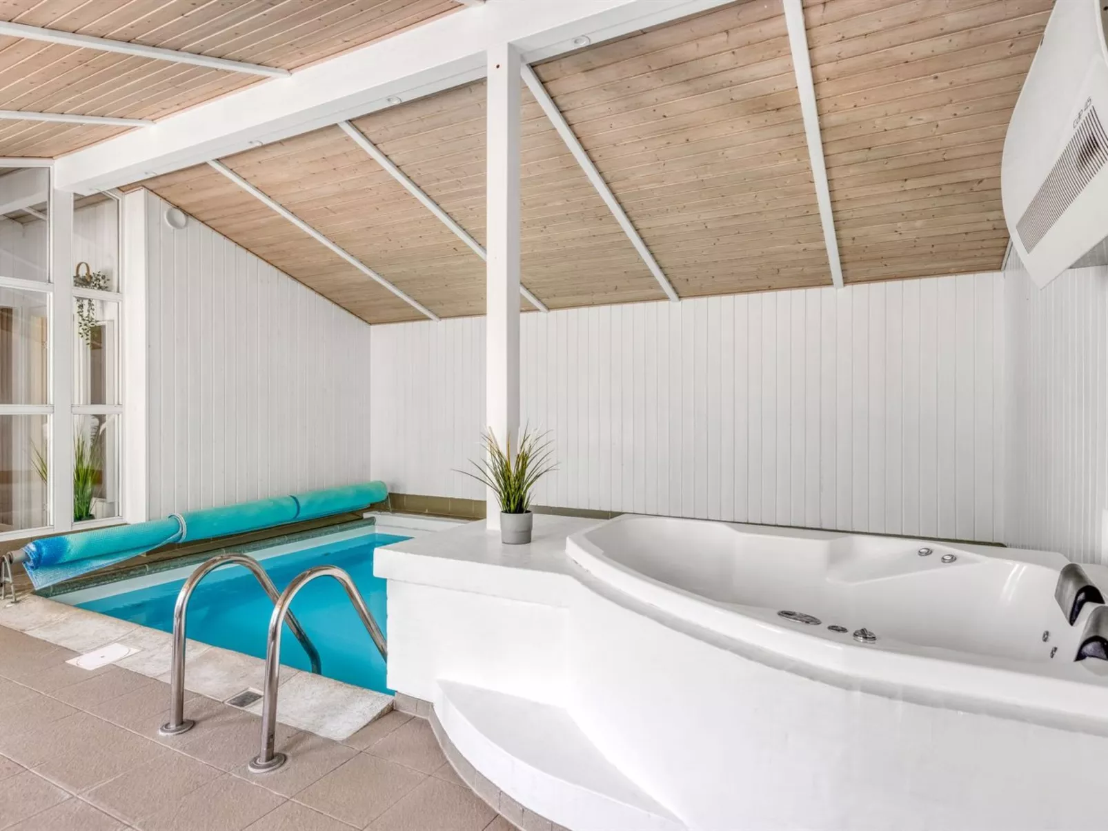 "Yngve" - 1.2km from the sea-Inside