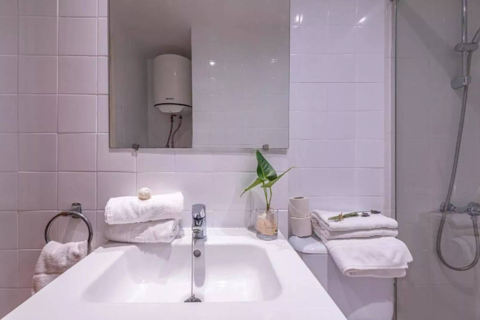 APARTAMENTOS COMTE D'EMPURIES B24-Badezimmer
