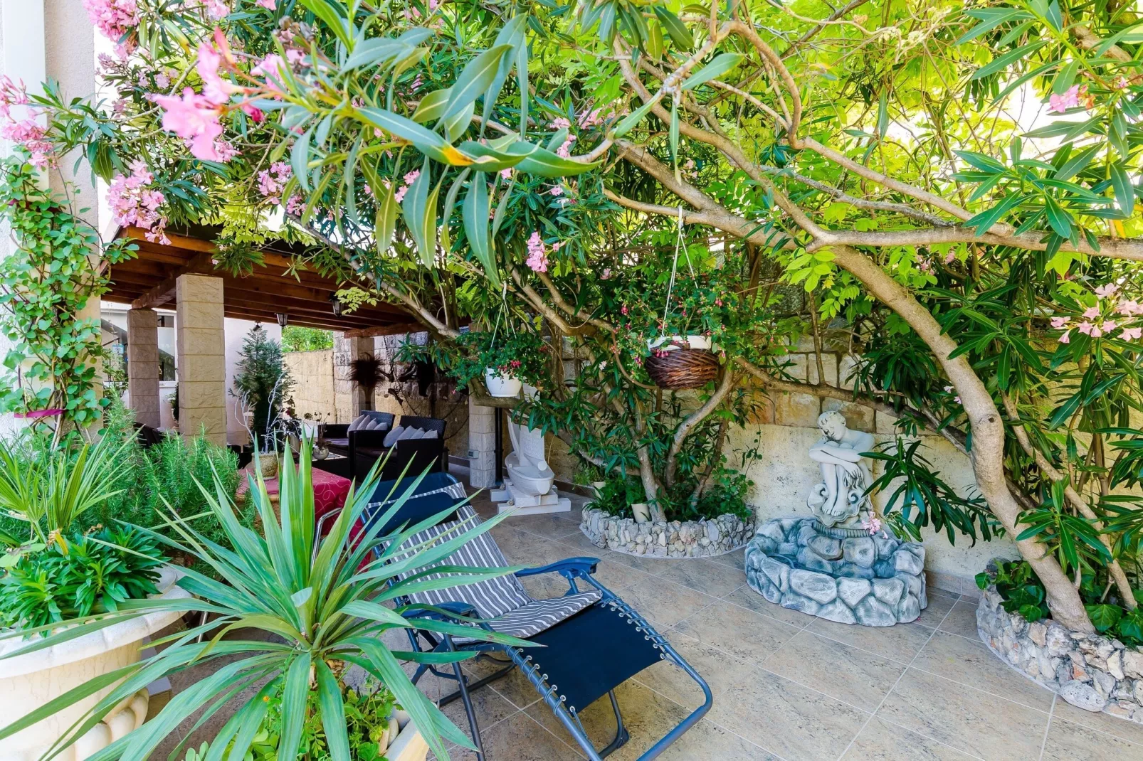 Apartments Aura - Comfort Studio Apartment 5 with shared swimming pool-Extérieur