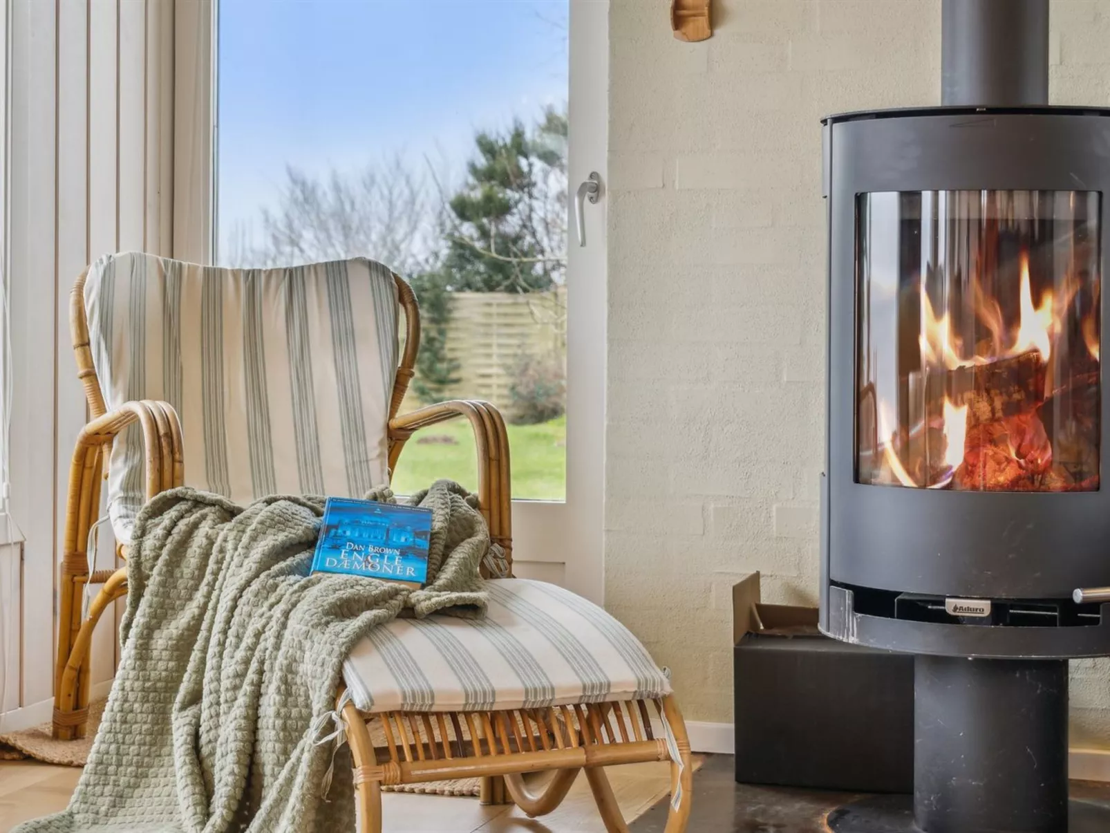 "Titta" - 10m to the fjord-Inside