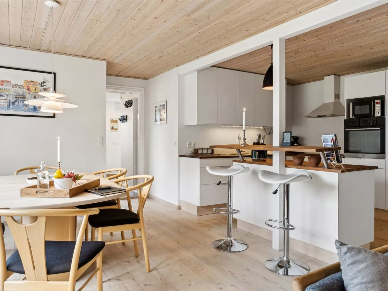 "Mark" - 1.2km from the sea-Inside