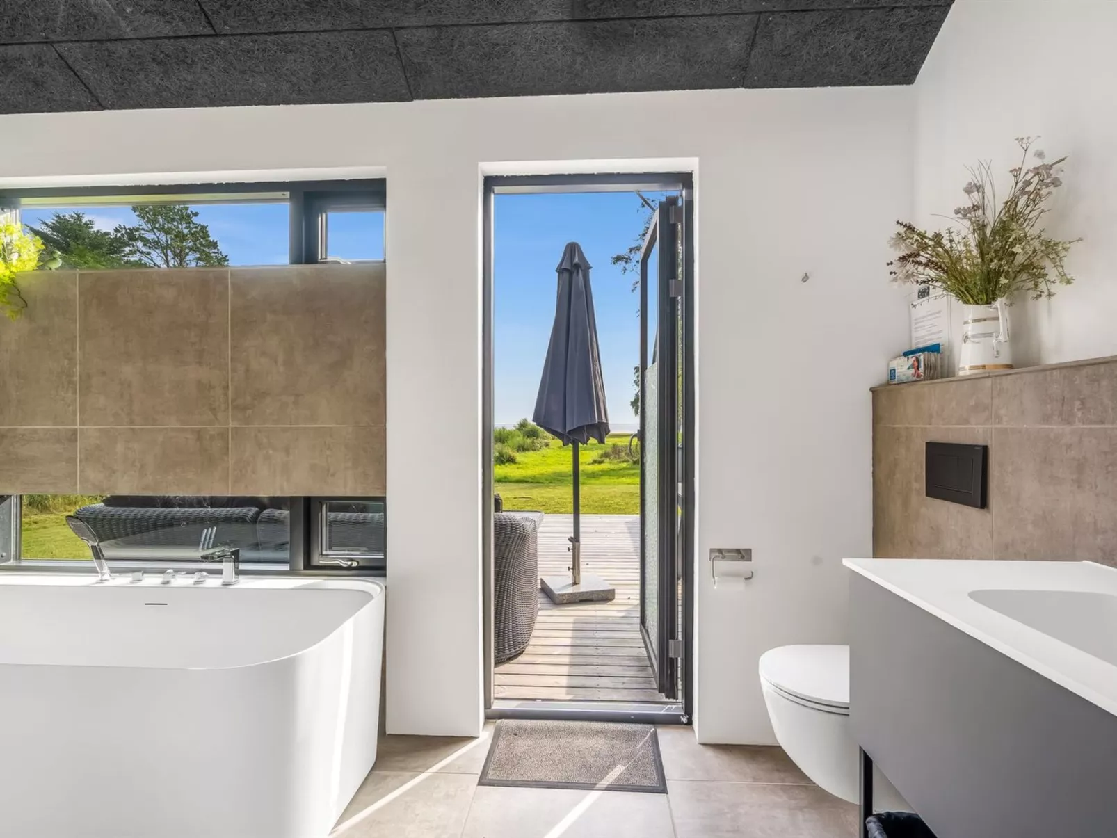 "Jahn" - 250m to the fjord-Drinnen