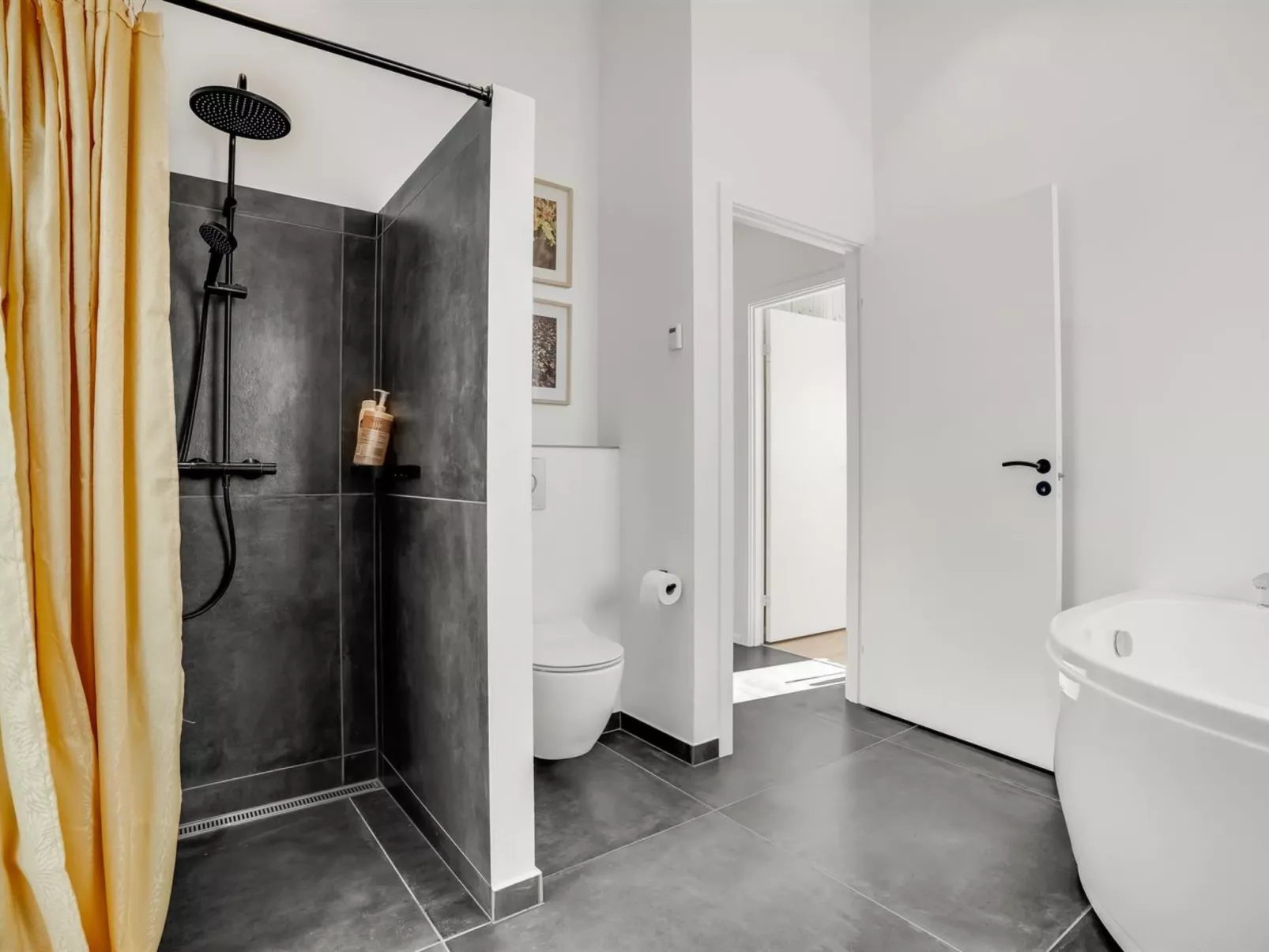 "Ilze" -  from the sea-Drinnen