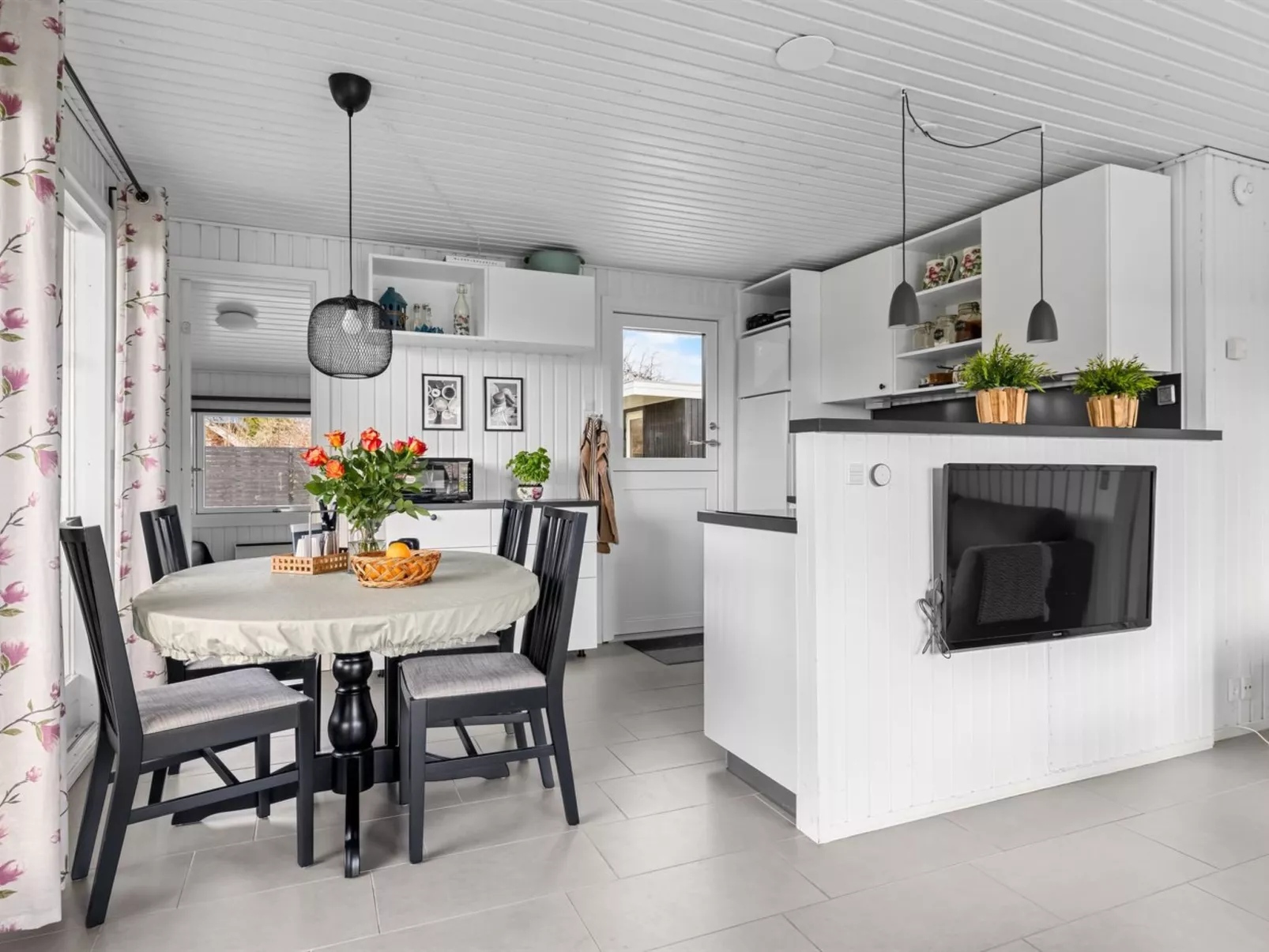 "Bjart" - 150m from the sea-Drinnen