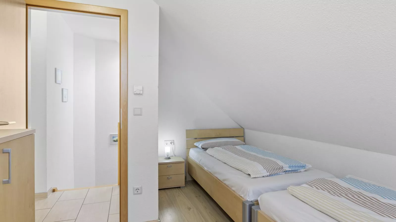 Stranddistel links mit Sauna-Schlafzimmer