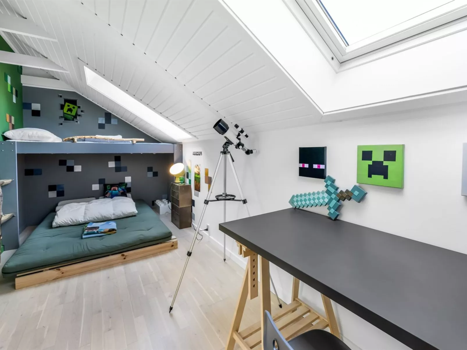 "Hughe" - 1.3km from the sea-Dedans