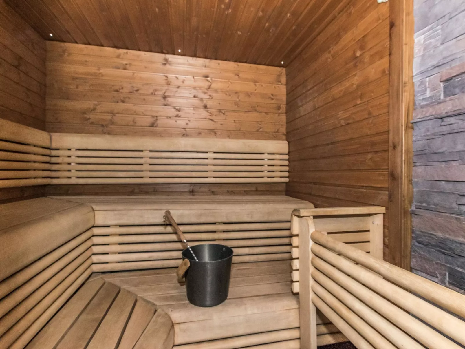 Aurinko-saaga 6 paritalo-Dedans