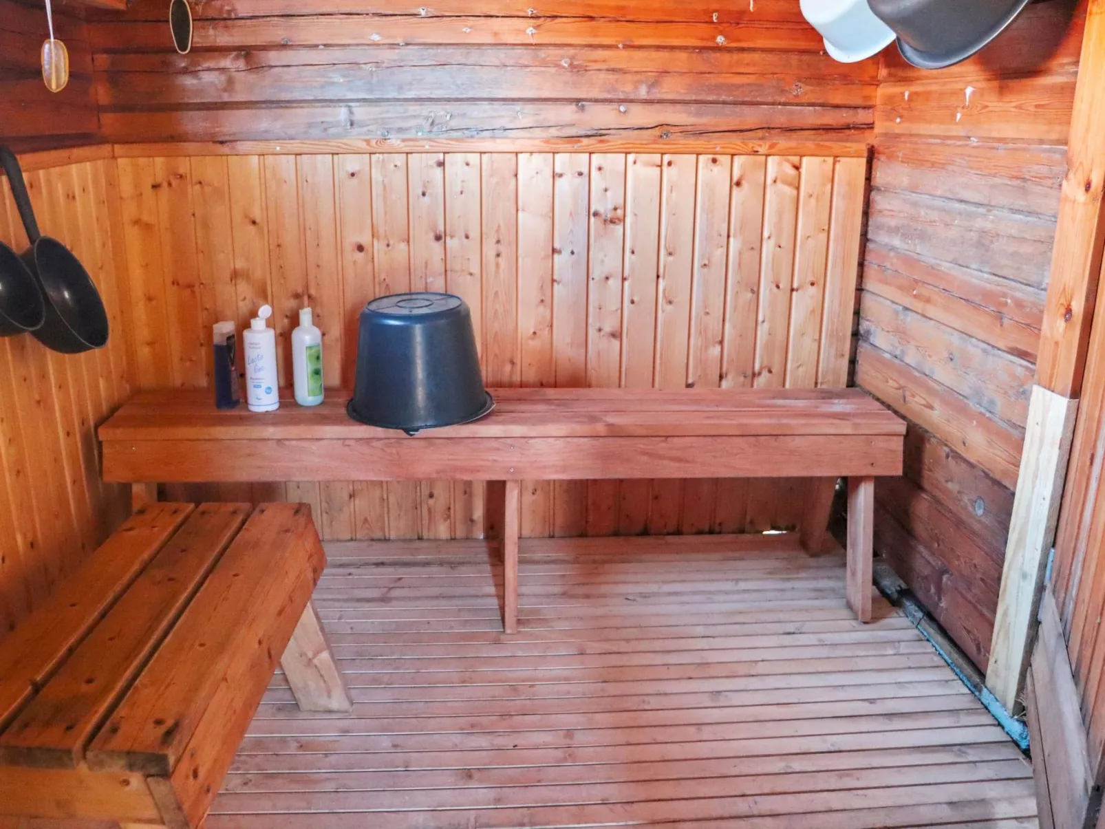 Laattajan hirsipirtti-Inside