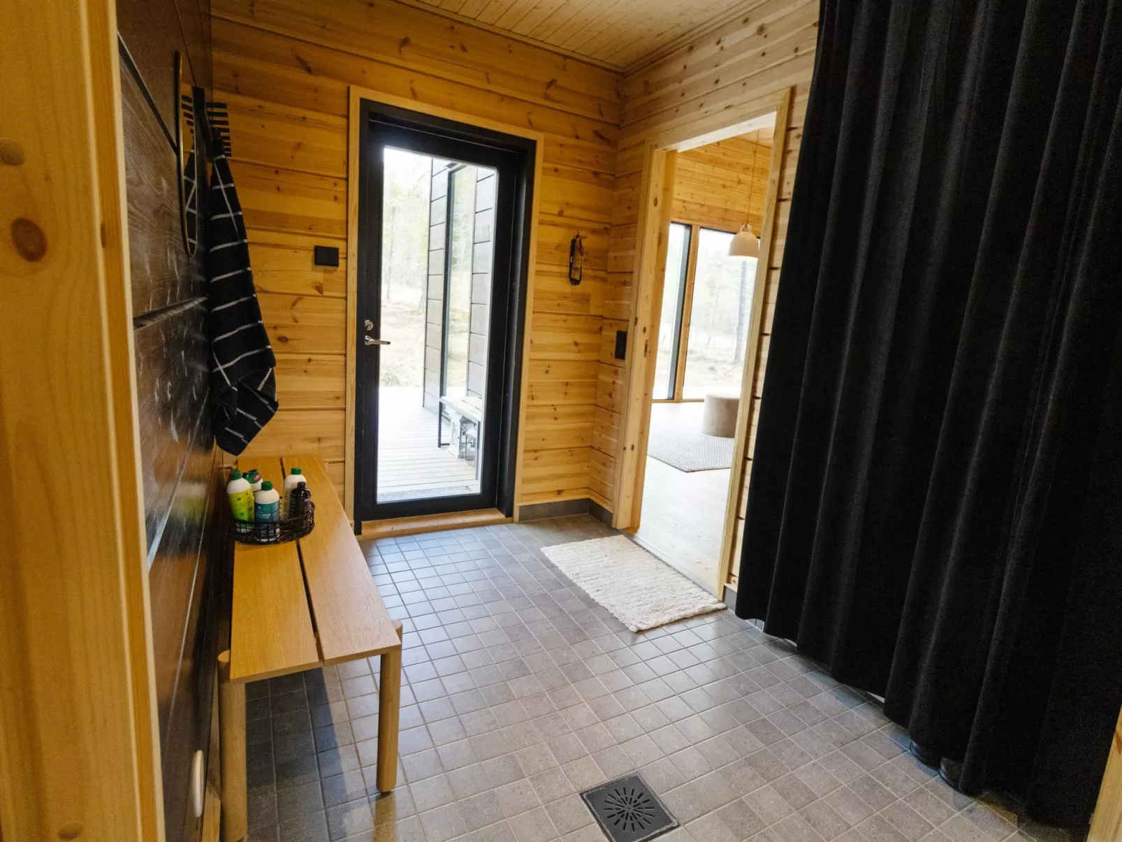 Sallan kuukkeli-Dedans