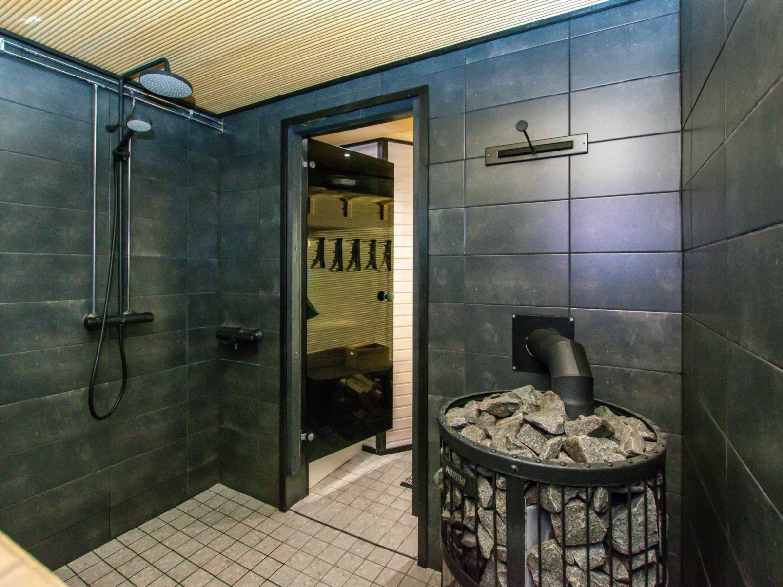 Aurinkopaikka-Dedans