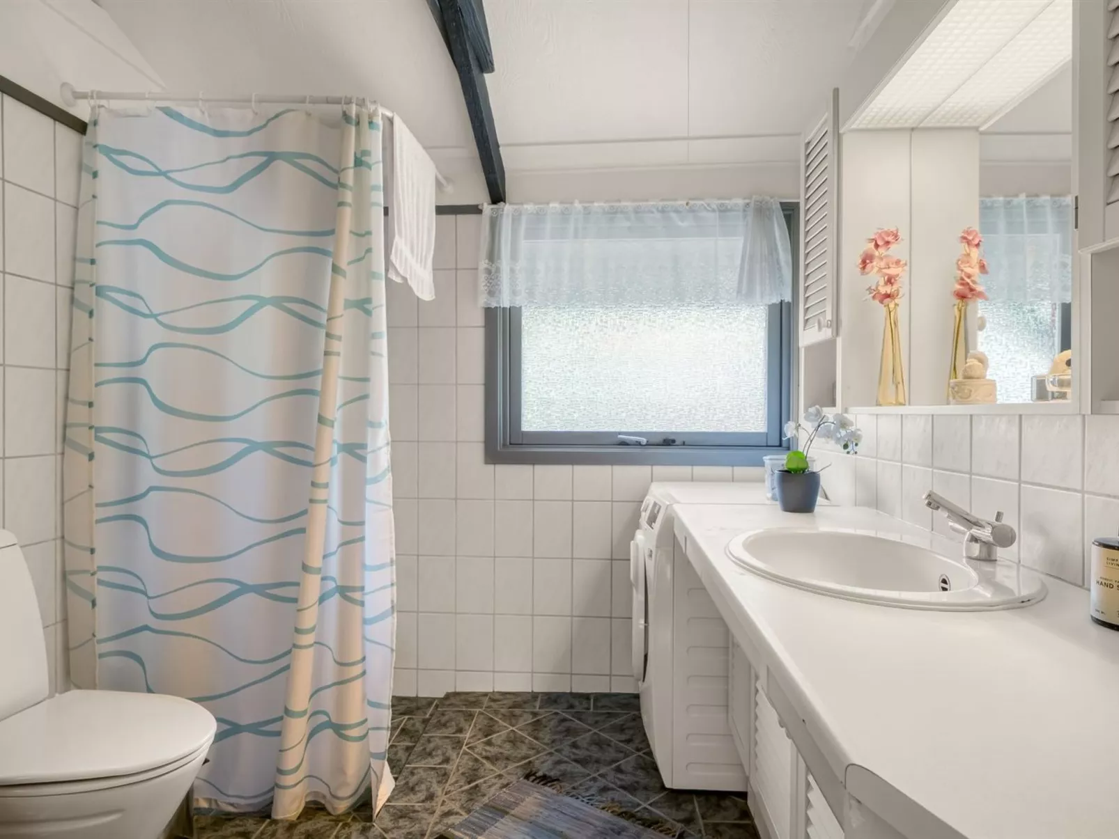 "Nimrod" - 800m from the sea-Dedans