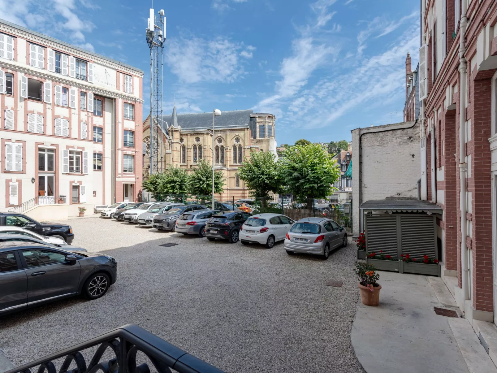 L'hôtel de Paris-Outside